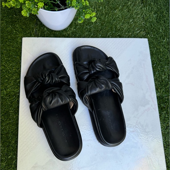 DEAR FRANCES Tye Slide, Black
Soft leather knot slide SIZE 5
US$450 new - Picture 4 of 12